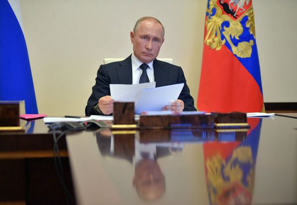 Президент РФ В. Путин провел совещание с главами регионов по борьбе с распространением коронавируса в РФ