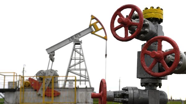 Работа нефтяных станков - качалок Работа нефтяных станков - качалок