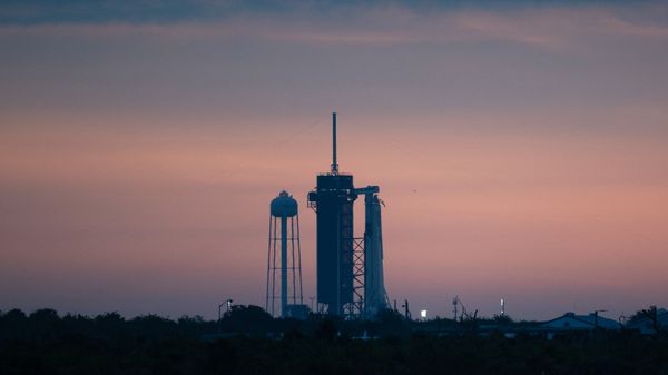 Американский корабль Crew Dragon на стартовой площадке