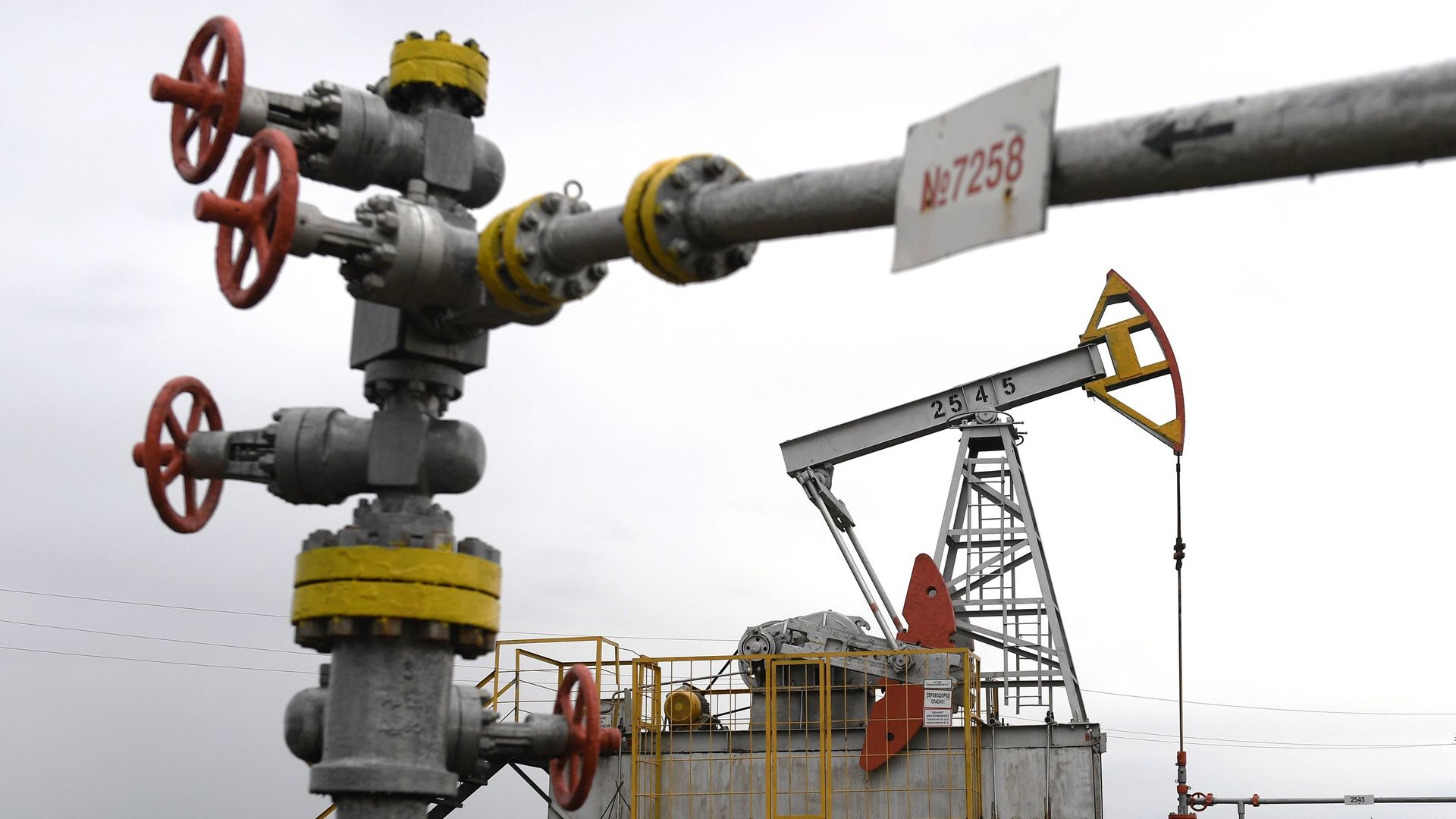 Работа нефтяных станков - качалок - ПРАЙМ, 1920, 22.12.2020