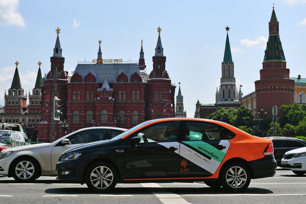 Машина службы каршеринга Делимобиль.