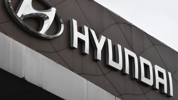 Логотип южнокорейской автомобилестроительной компании Hyundai в автосалоне в Москве