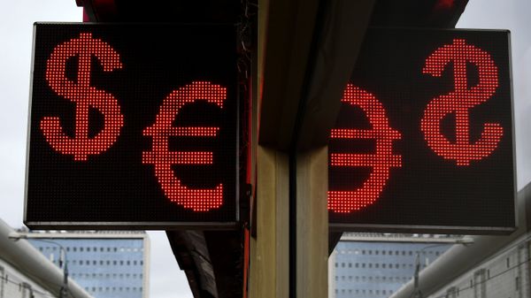Курс евро впервые за четыре года превысил 90 рублей