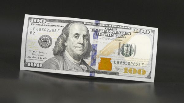 Купюра достоинством в 100 долларов США.