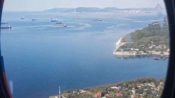 %Поврежденный при взрыве танкер Генерал Ази Асланов отбуксирован на якорную стоянку