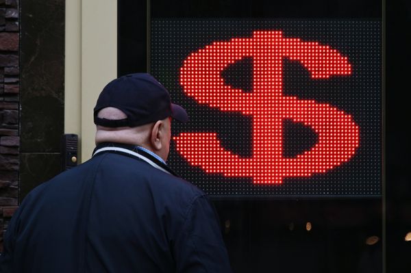 %Электронное табло со знаком доллара на одной из улиц в Москве
