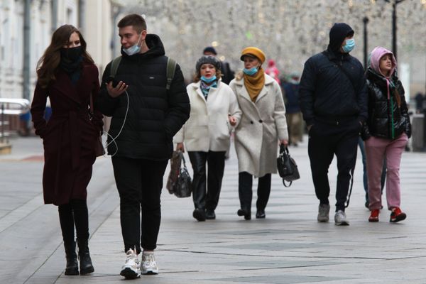  Прохожие на Никольской улице в Москве.