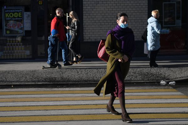  Женщина в защитной маске на улице в Москве