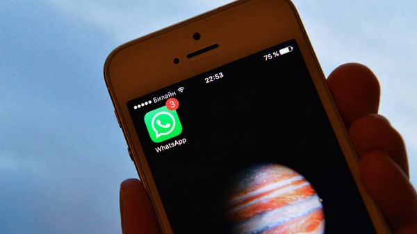 Иконка мессенджера WhatsApp на экране смартфона