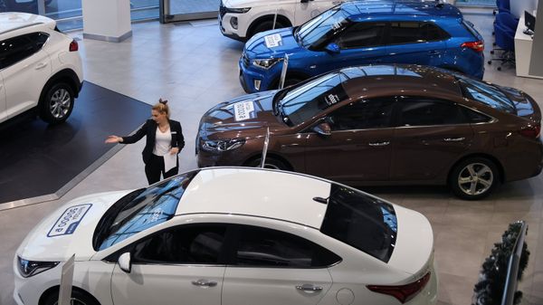 Автомобили в автосалоне