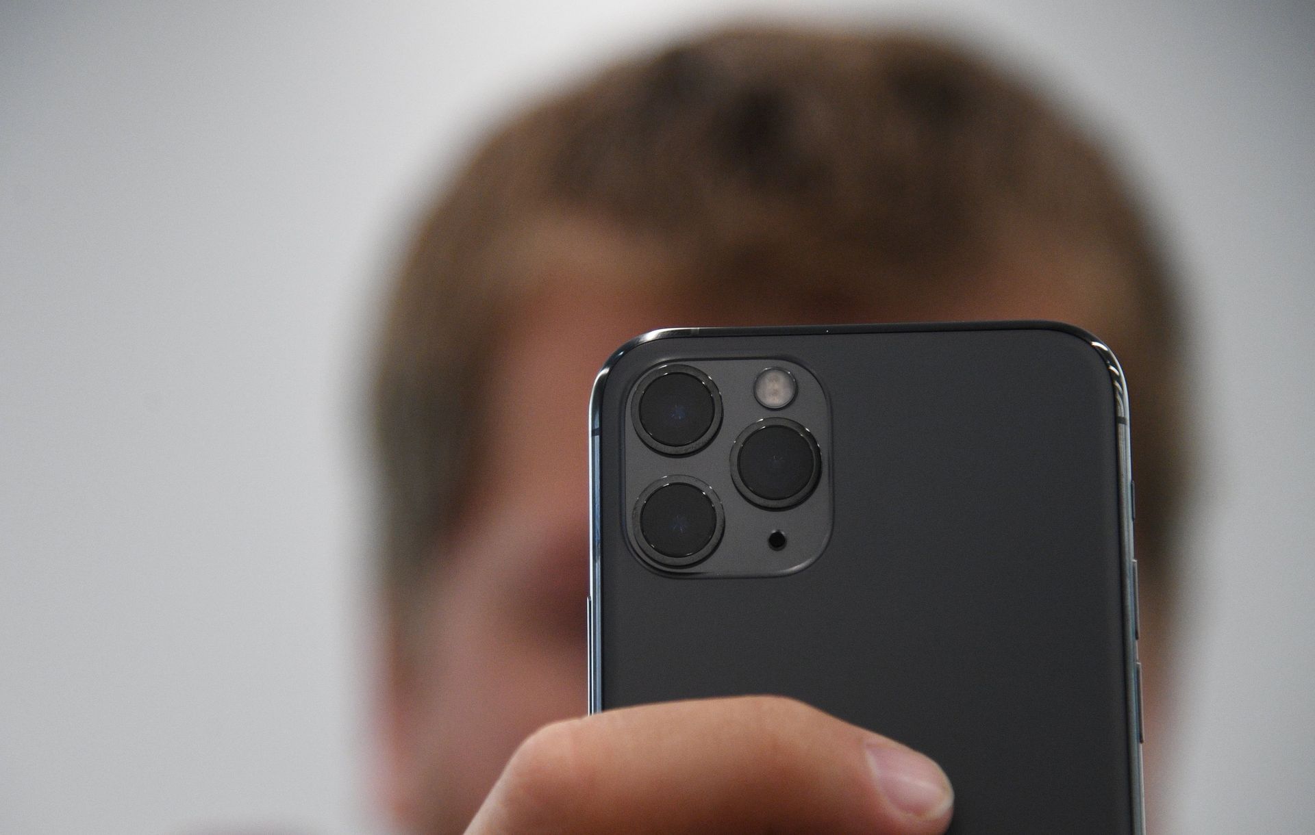Новый смартфон компании Apple в руках покупателя - ПРАЙМ, 1920, 10.12.2023