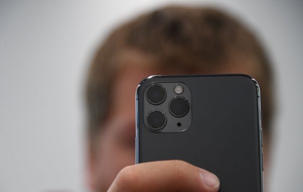 Новый смартфон компании Apple в руках покупателя
