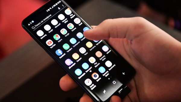 Смартфон в руках покупателя Смартфон в руках покупателя
