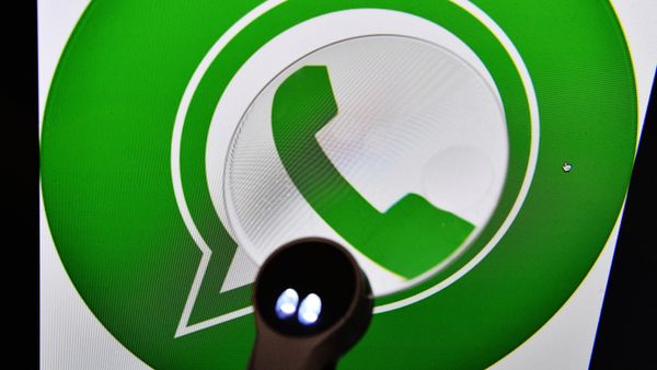 Иконка мессенджера WhatsApp на экране компьютера
