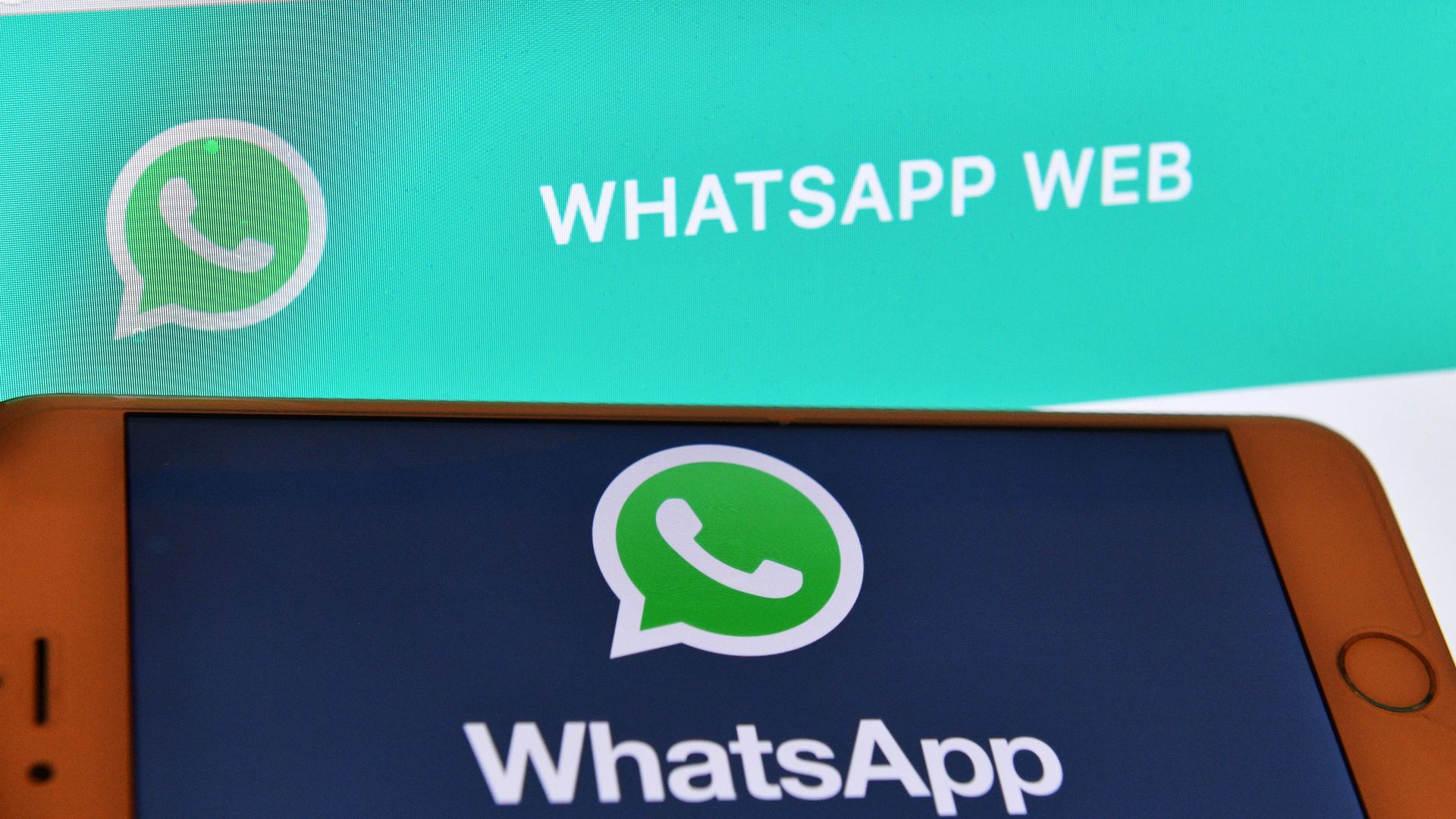 Иконка мессенджера WhatsApp на экране смартфона - ПРАЙМ, 1920, 27.12.2020