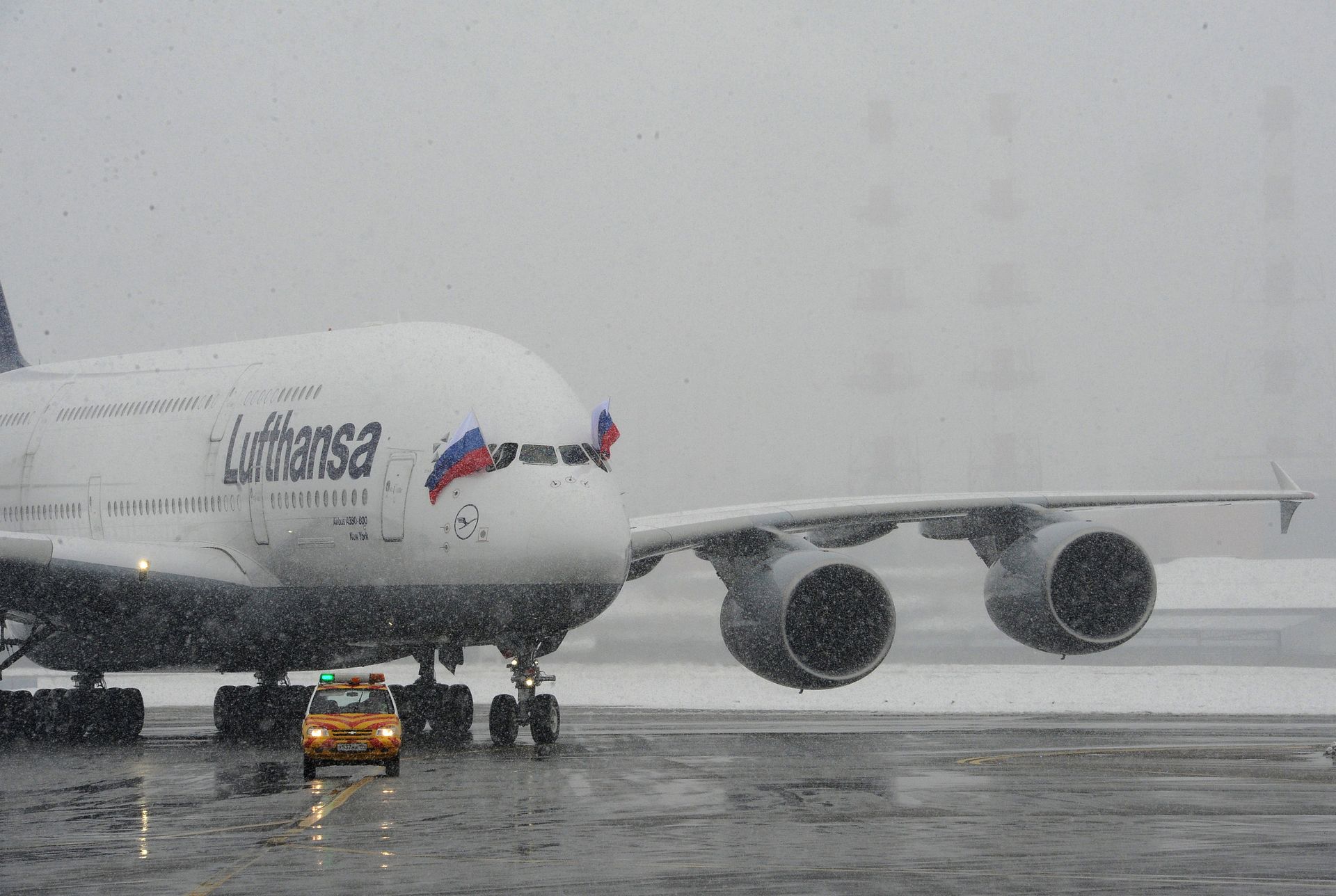 Прилет авиалайнера Lufthansa A380 в аэропорт Внуково - ПРАЙМ, 1920, 19.12.2020