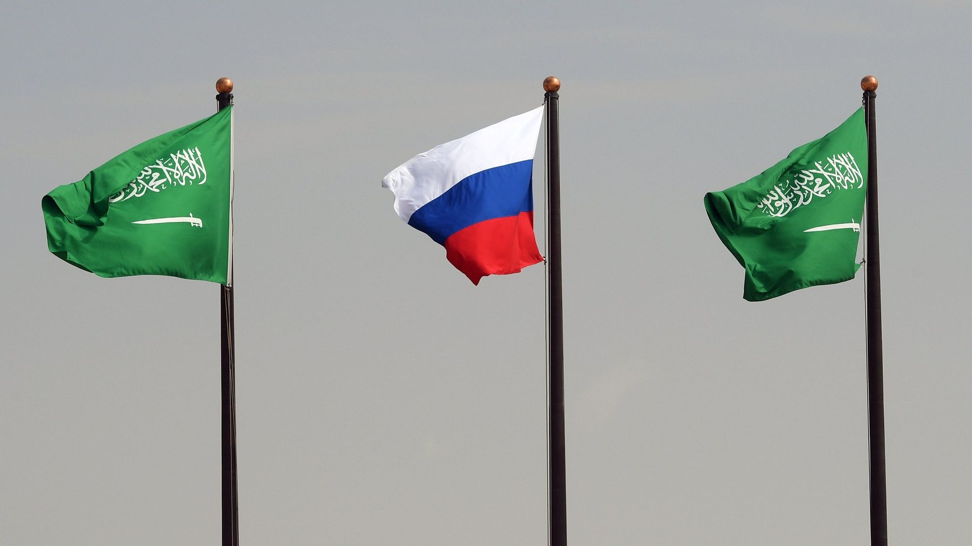Государственные флаги РФ и Саудовской Аравии в аэропорту имени короля Халеда в Эр-Рияде - ПРАЙМ, 1920, 13.07.2022