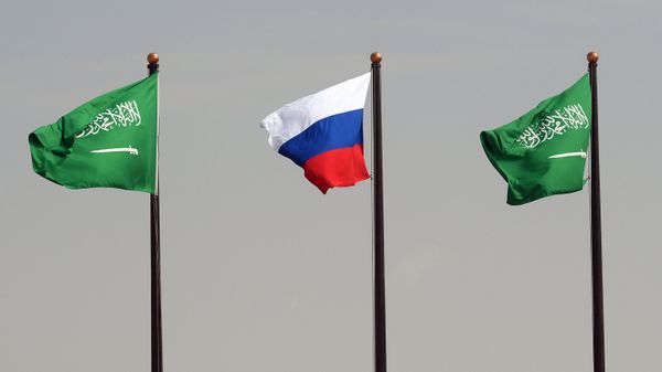 Государственные флаги РФ и Саудовской Аравии в аэропорту имени короля Халеда в Эр-Рияде