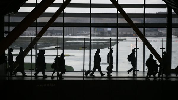 Пассажиры в Международном аэропорту Стамбул