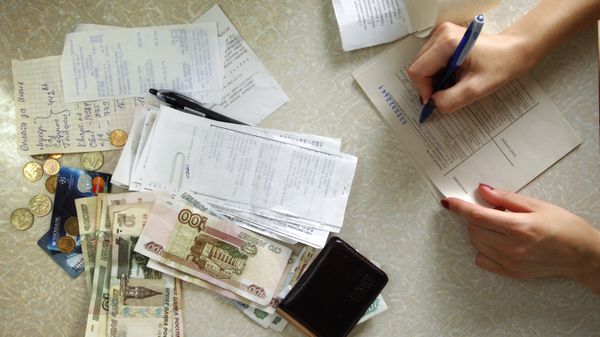 Деньги, квитанции и чеки на оплату коммунальных платежей