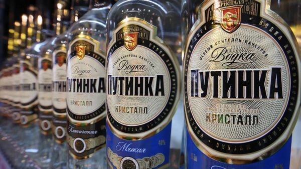 Водка Путинка на прилавке одного из магазинов торговой сети Семья в Калининграде.