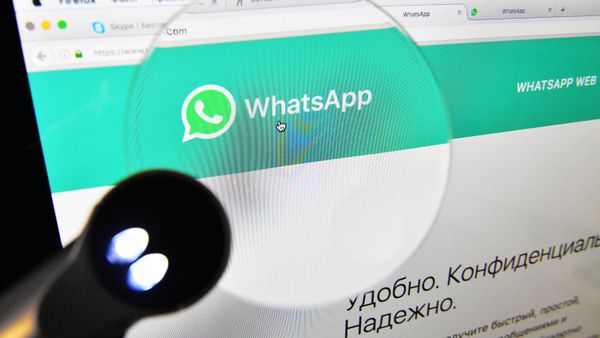 Веб-страница мессенджера WhatsApp на экране компьютера Веб-страница мессенджера WhatsApp на экране компьютера