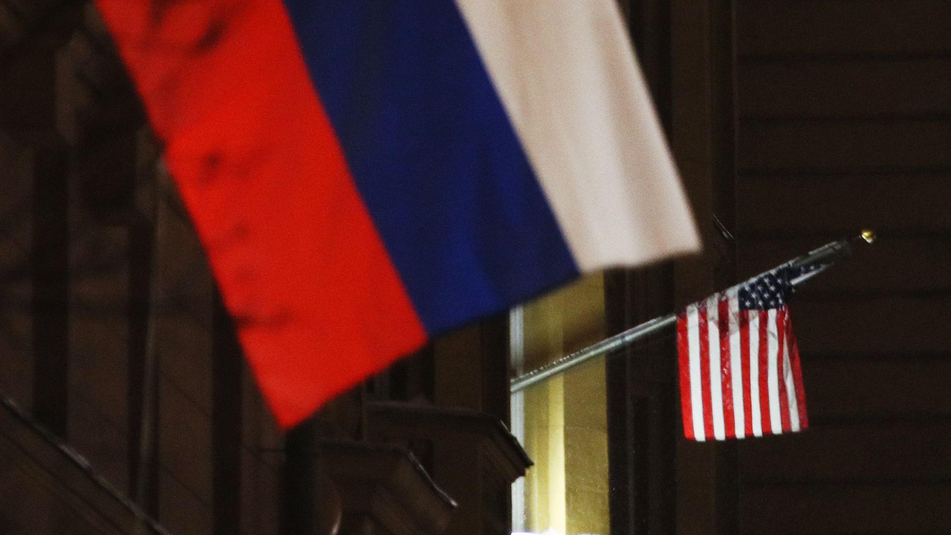 Флаги России и США на здании посольства США - ПРАЙМ, 1920, 01.12.2023