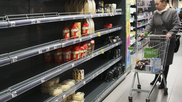 В одном из магазинов Москвы. Пустые полки.