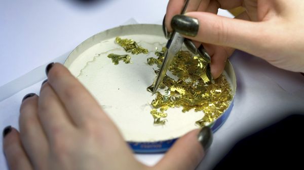Производство пластиковых карт с вставками из драгоценных камней