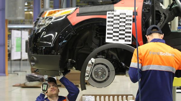 Рабочие во время сборки автомобиля Ford