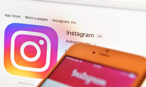  Иконка социальной сети Instagram на экране ноутбука