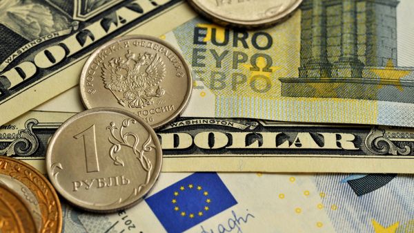 Монета номиналом 1 рубль, банкноты номиналом 1 доллар США и банкноты евро различного номинала