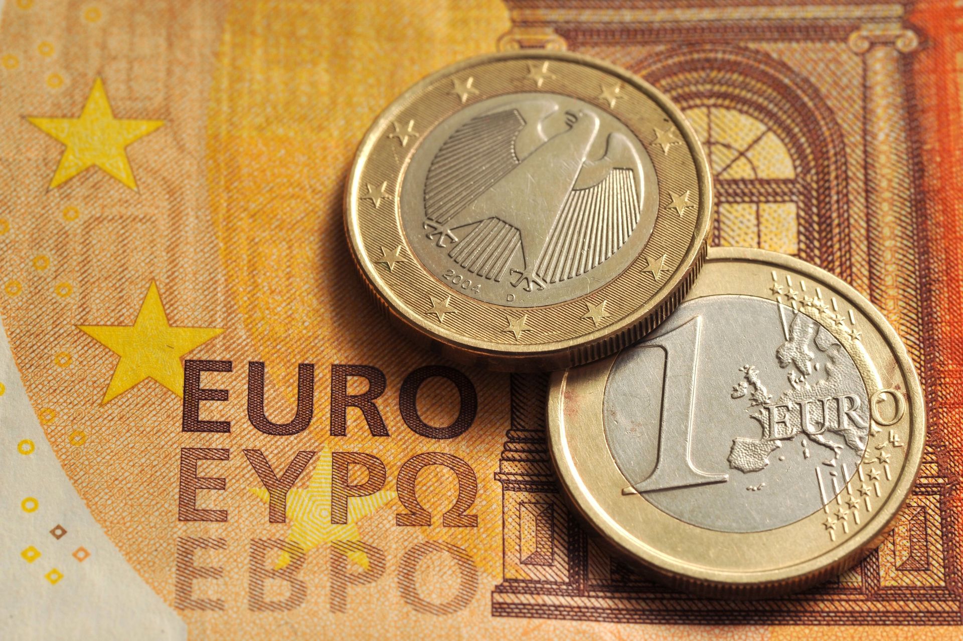 Монеты номиналом 1 евро и банкнота номиналом 50 евро - ПРАЙМ, 1920, 17.08.2021