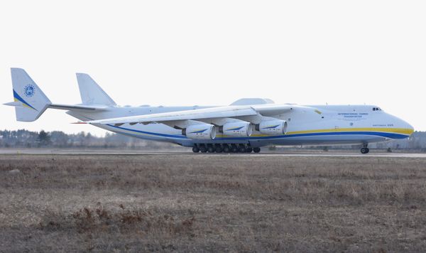 Грузовой самолет Ан-225-Мрия на летном поле аэродрома в поселке Гостомель под Киевом.
