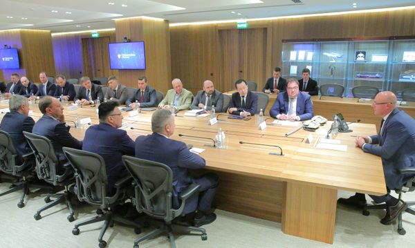 Заместитель председателя правительства РФ Дмитрий Чернышенко и министр цифрового развития, связи и массовых коммуникаций РФ Максут Шадаев (справа налево) на церемонии представления нового министра связи коллективу министерства. Изображение является раздаточным материалом, предоставлено третьей стороной. Только редакционное использование. Запрет на архивирование, коммерческое использование, рекламную кампанию.