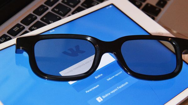 Страница социальной сети Вконтакте на экране планшета