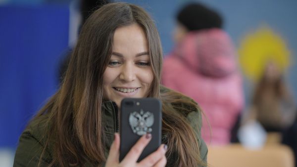 Девушка со смартфоном