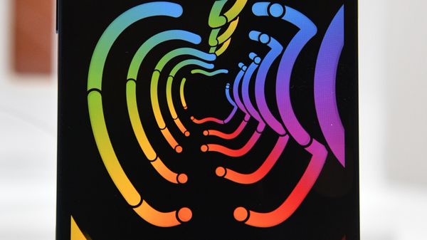Заставка на экране смартфона компании Apple