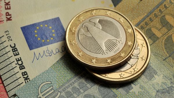 Монеты номиналом 1 евро и банкноты евро различного номинала