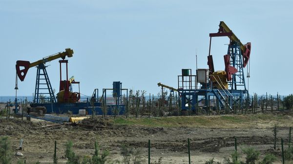 Добыча нефти в пригороде Баку