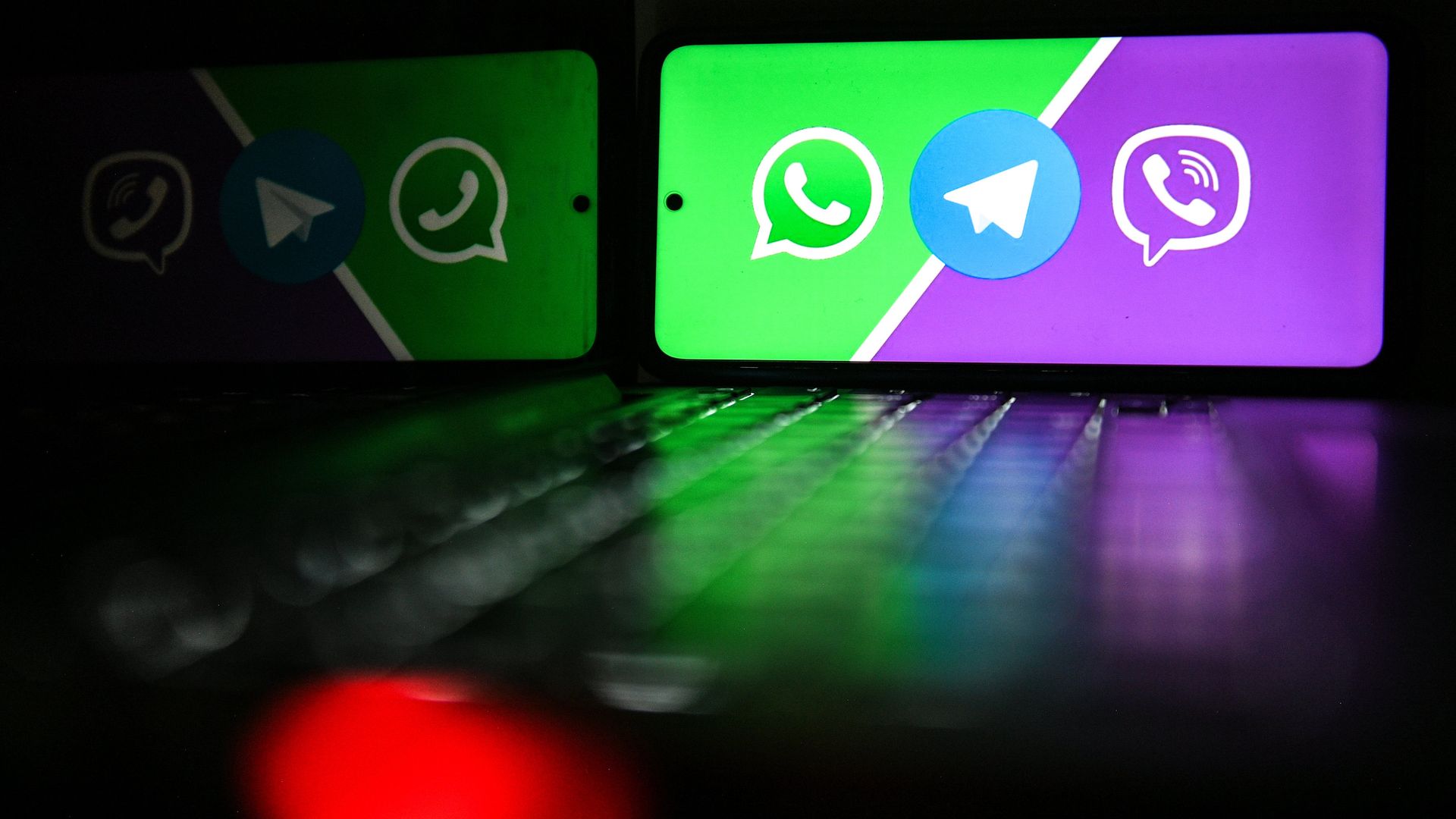 Иконки мессенджеров Viber, WhatsApp и Telegram на экране смартфона - ПРАЙМ, 1920, 10.05.2024