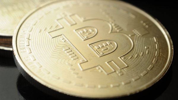 Сувенирная монета криптовалюты биткойн.