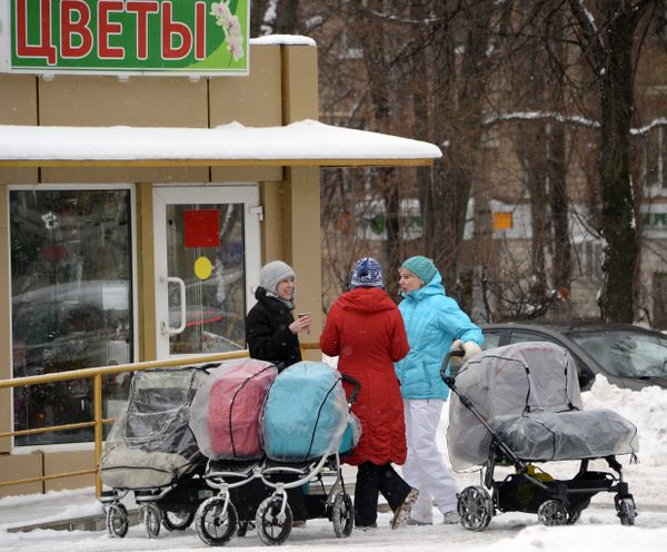 Женщины с детскими колясками