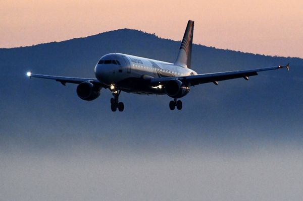 Самолет авиакомпании Аврора Airbus A319 во время посадки в международном аэропорту Владивосток