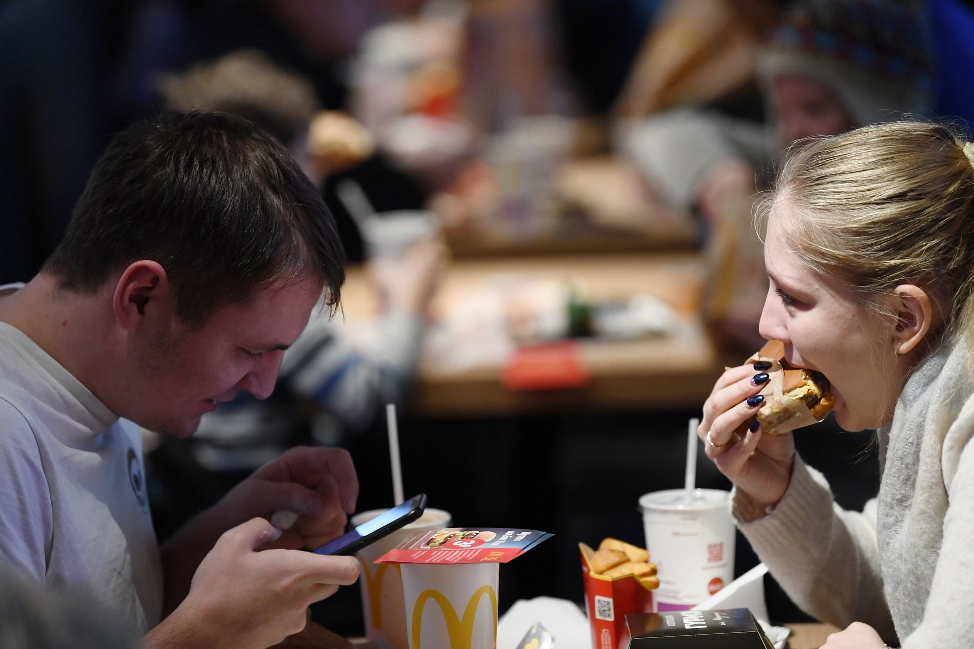 Посетители ресторана McDonalds на Пушкинской площади в Москве - ПРАЙМ, 1920, 20.11.2021