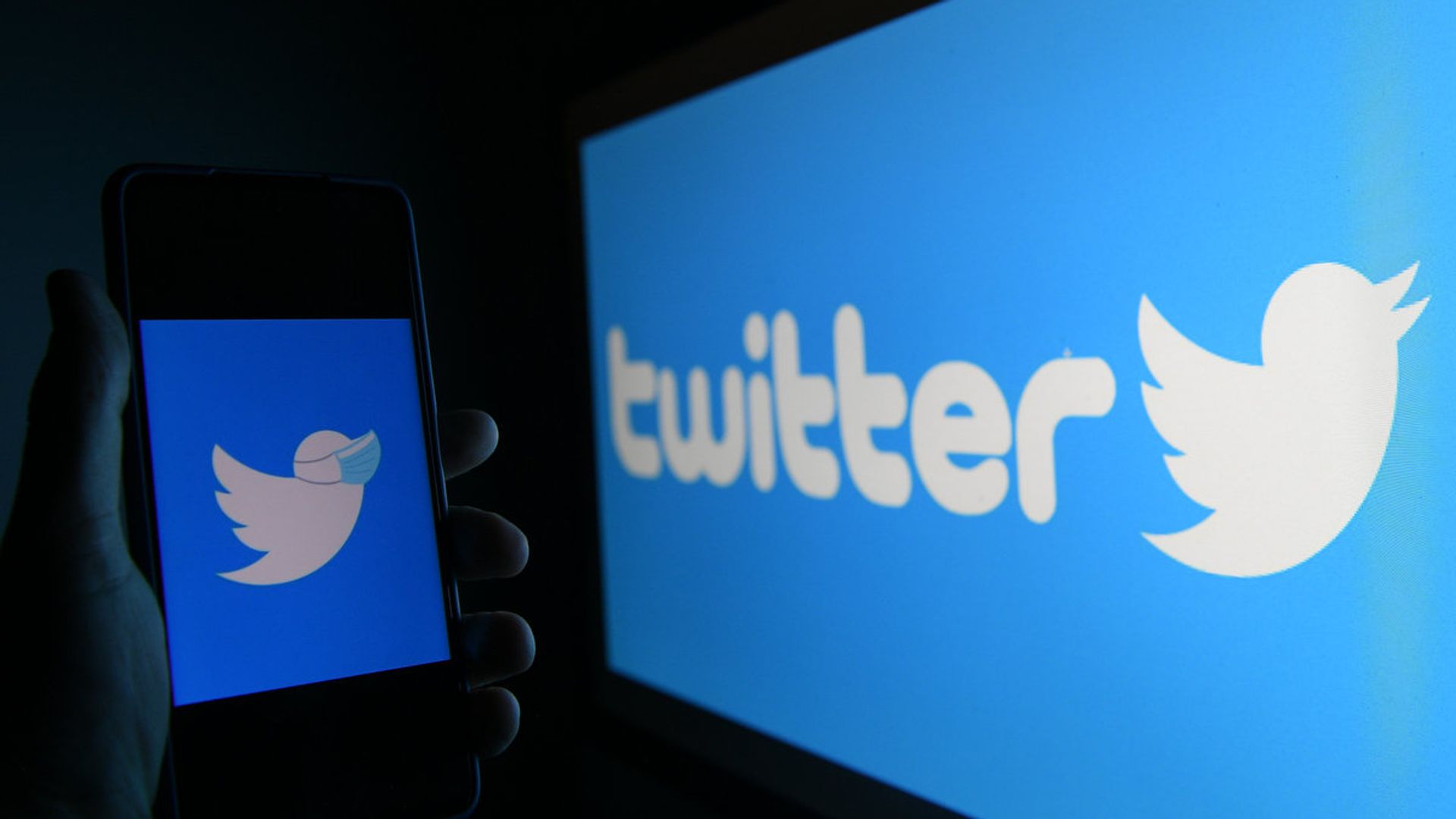Логотип социальной сети Twitter на экранах мобильного телефона и компьютера - ПРАЙМ, 1920, 02.10.2021