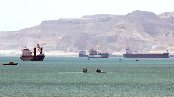 Корабли, ждущие очереди на вход в Суэцкий канал