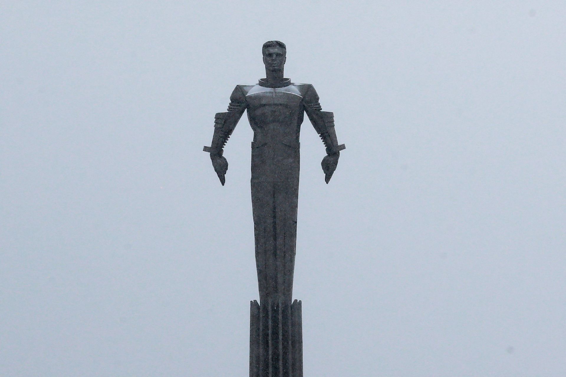 Вид на памятник космонавту Юрию Гагарину на Ленинском проспекте в Москве. - ПРАЙМ, 1920, 12.04.2021