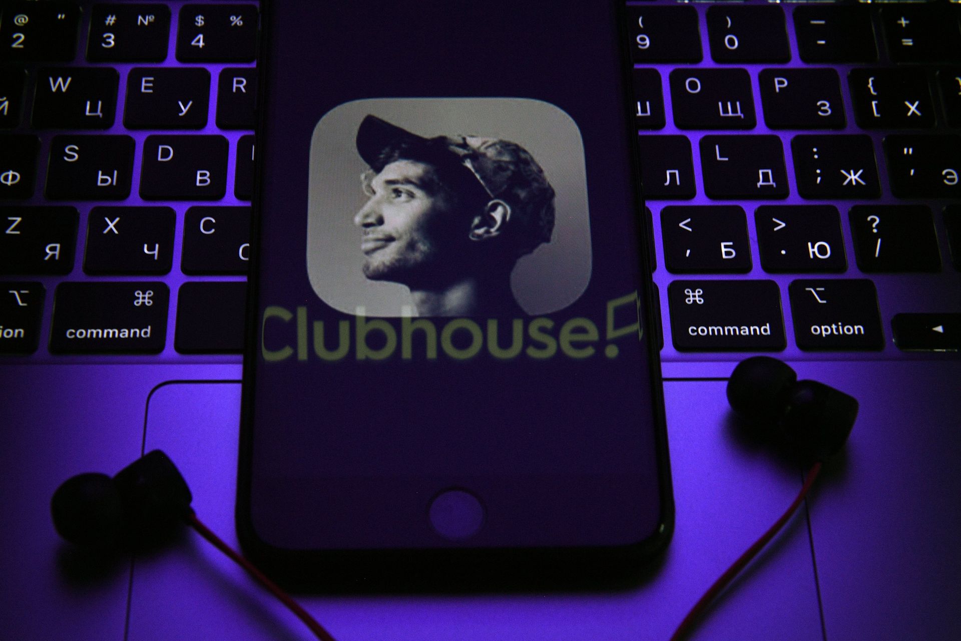 Приложение Clubhouse на экране смартфона - ПРАЙМ, 1920, 12.04.2021