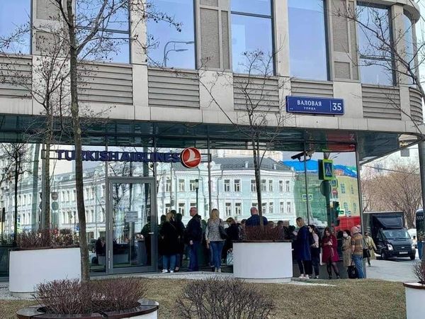 Люди пытаются сдать билеты в Турцию
